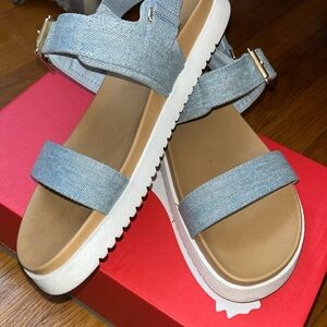Cute denim Steve Madden sandals. Excellent condition.